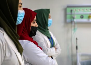 Las afganas se preguntan quién las tratará tras el veto talibán a los estudios médicos