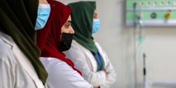 Las afganas se preguntan quién las tratará tras el veto talibán a los estudios médicos