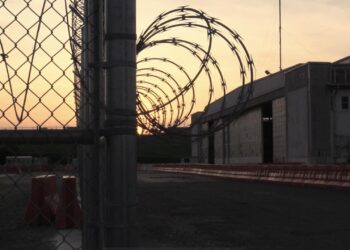 Trump evalúa usar la base de Guantánamo para detener a migrantes indocumentados