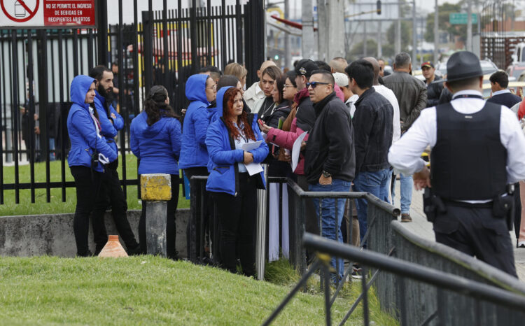 Ciudadanos colombianos solicitantes de visa de los Estados Unidos esperan en una fila este lunes, en la sede de la embajada de los Estados Unidos en Bogotá (Colombia). EFE/ Mauricio Dueñas Castañeda