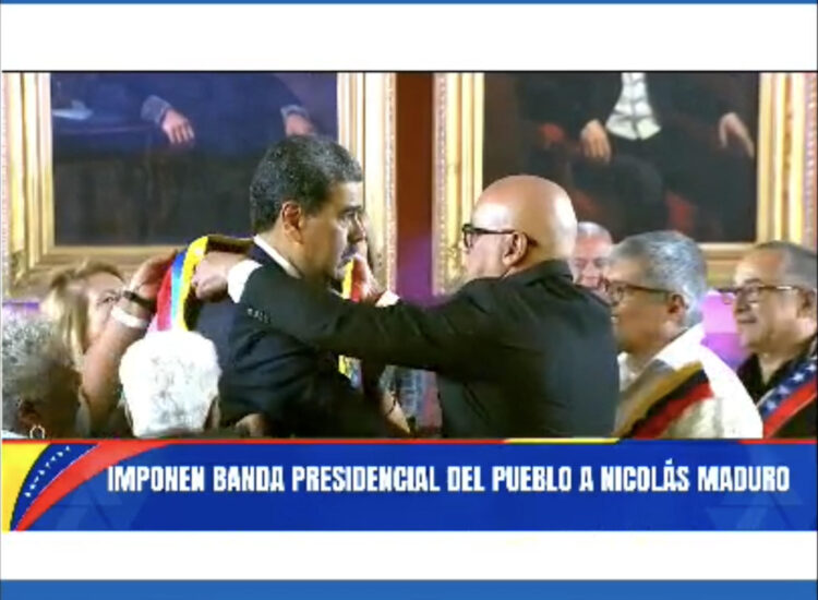 Captura de pantalla tomada de la cuenta oficial en Instagram del presidente de Venezuela Nicolás Maduro, @nicolasmaduro, de Nicolás Maduro (i) recibiendo la banda presidencial del presidente la Asamblea Nacional, Jorge Rodríguez, este 10 de enero de 2025, en Caracas (Venezuela). EFE/ @nicolasmaduro