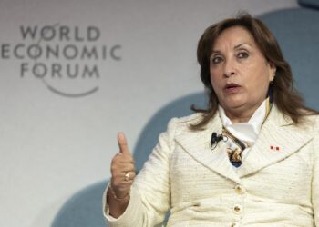Boluarte pide a Nicolás Maduro que «aprenda a perder unas elecciones» y deje el Gobierno