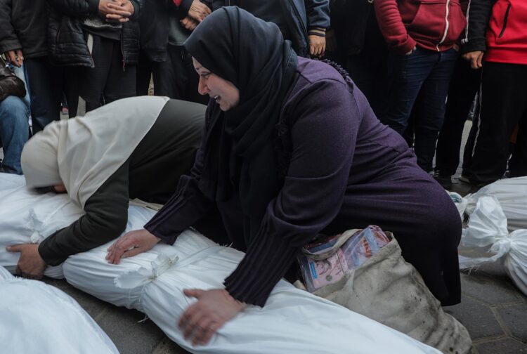 Mujeres palestinas lloran sobre los cuerpos cubiertos de los miembros de una familia palestina que fueron asesinados en un ataque aéreo israelí, en el Hospital de los Mártires de Al Aqsa en la ciudad de Deir Al Balah, en la franja de Gaza central, 15 de enero de 2025. Según el Ministerio de Salud palestino en Gaza, al menos 11 palestinos fueron asesinados tras un ataque aéreo israelí durante la noche en Deir Al Balah, en el centro de Gaza. Más de 46,500 palestinos y más de 1,400 israelíes han sido asesinados, según el Ministerio de Salud palestino y el Ejército israelí, desde que los militantes de Hamas lanzaron un ataque contra Israel desde la Franja de Gaza el 07 de octubre de 2023, y las operaciones israelíes en Gaza y Cisjordania que siguieron. EFE/EPA/MOHAMMED SABER