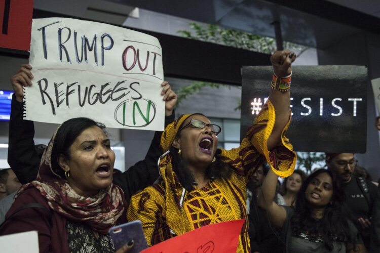 Fotografía de archivo de varias mujeres protestando en el Aeropuerto Internacional de San Francisco tras el veto temporal a la entrada de ciudadanos de varios países de mayoría musulmana decretado por el presidente de EE.UU, Donald Trump. EFE/PETER DASILVA
USA PROTEST MIGRATION:PDS01. San Francisco (United States),