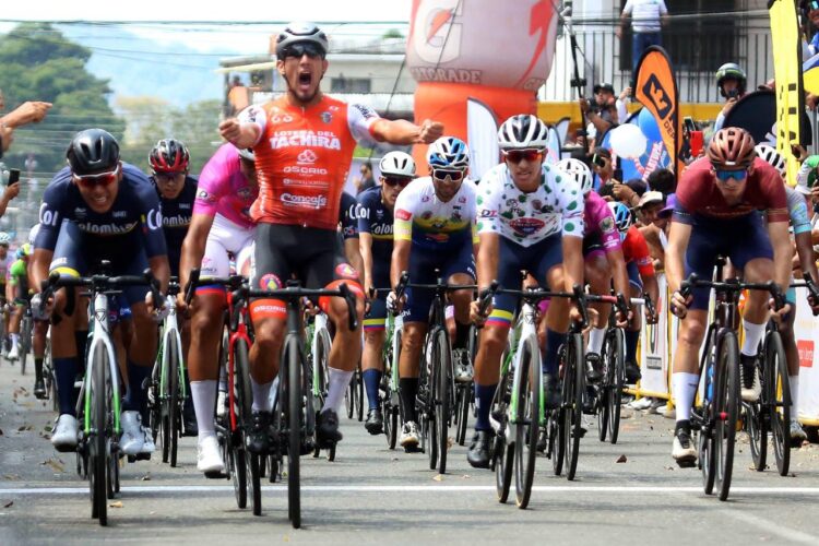 Edwin Torres ganó la segunda etapa de la Vuelta al Táchira y el trujillano Jhonny Araujo se mantiene como líder. Fotos: Carlos Eduardo Ramírez