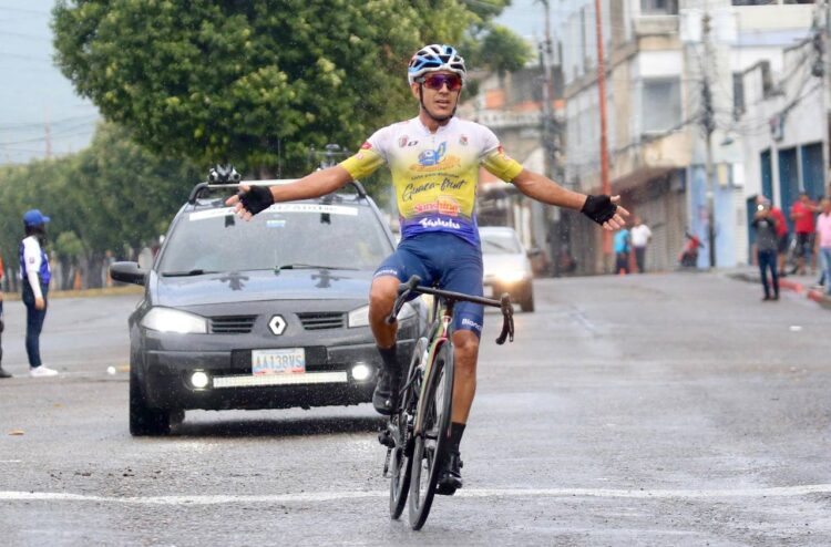 El corredor Gusneiver Gil se hizo con el triunfo en la primera etapa del Clásico Ciclístico de Bramón 2025. Fotos: Carlos Eduardo Ramírez