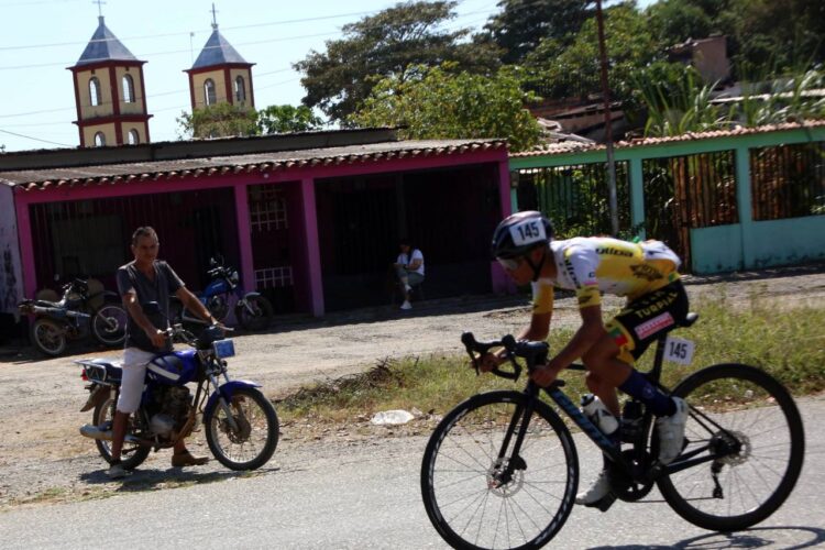 Deportes/ Tachirense Arlex Méndez se lleva las palmas y Araujo sostiene el liderato