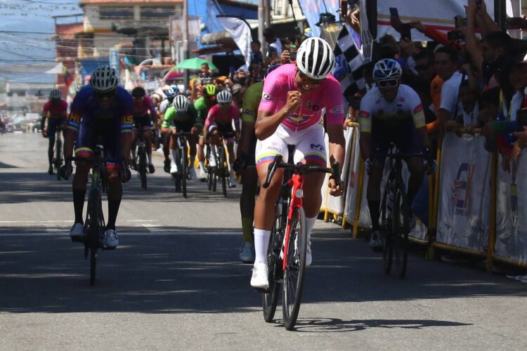 El tachirense Arlex Méndez puso el pie al acelerador en el último kilómetro y se llevó los aplausos en la etapa 3 de la Vuelta al Táchira. Fotos: Carlos Eduardo Ramírez