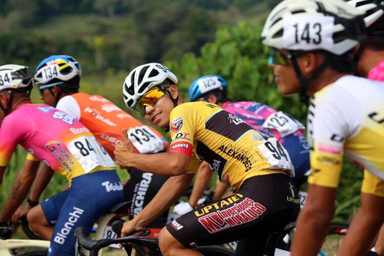 Vuelta al Táchira: Gabriel cabalgó en solitario y Jhonny se aferra en la general