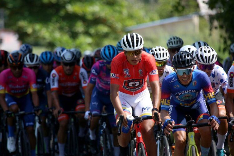 Vuelta al Táchira: Gabriel cabalgó en solitario y Jhonny se aferra en la general