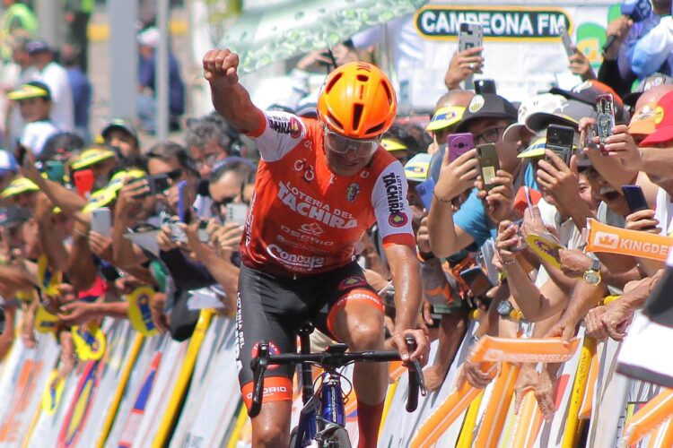 Vuelta al Táchira: Gabriel cabalgó en solitario y Jhonny se aferra en la general