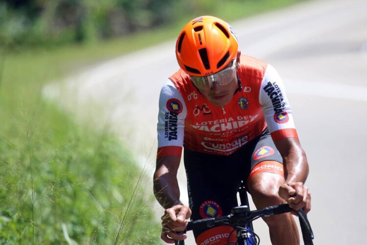 Vuelta al Táchira: Gabriel cabalgó en solitario y Jhonny se aferra en la general