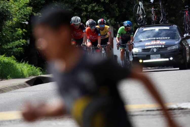 Vuelta al Táchira / Santo Cristo de La Grita vistió de amarillo a Eduin Becerra