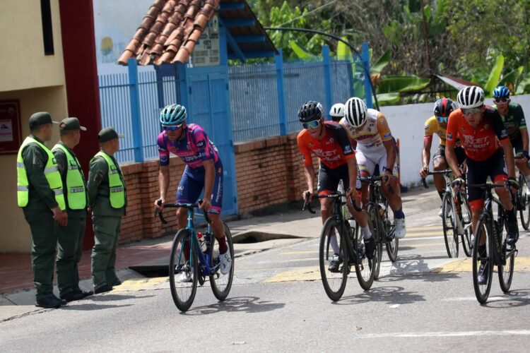 Vuelta al Táchira / Santo Cristo de La Grita vistió de amarillo a Eduin Becerra