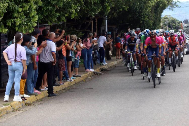 Vuelta al Táchira / Santo Cristo de La Grita vistió de amarillo a Eduin Becerra
