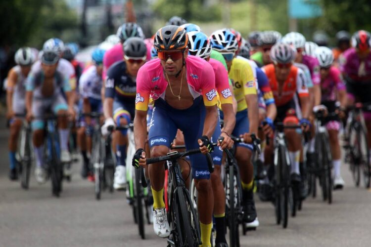 Vuelta al Táchira / Santo Cristo de La Grita vistió de amarillo a Eduin Becerra