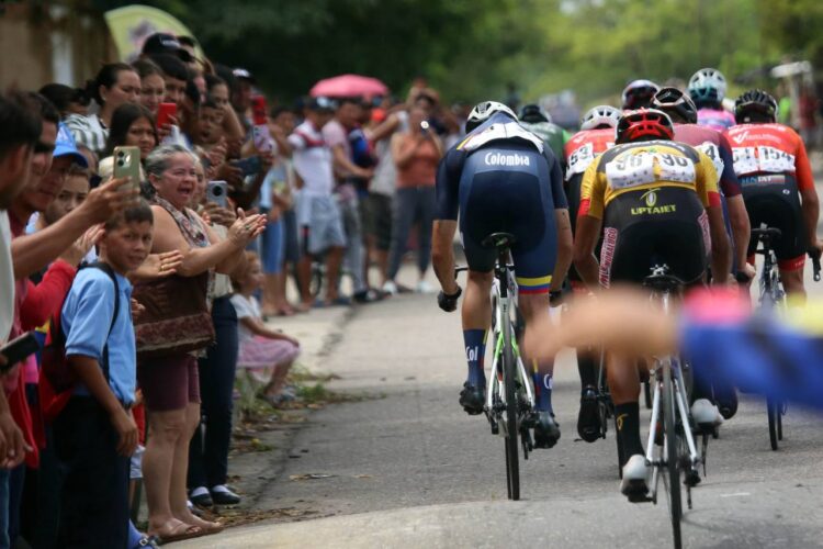 Vuelta al Táchira / Santo Cristo de La Grita vistió de amarillo a Eduin Becerra