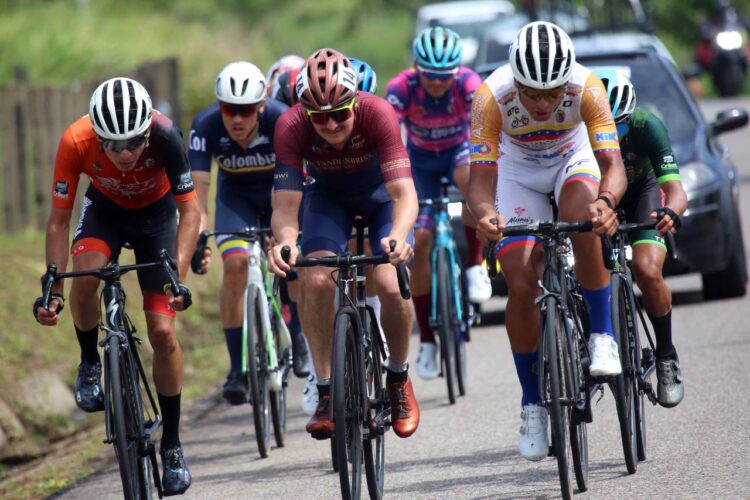 Vuelta al Táchira / Santo Cristo de La Grita vistió de amarillo a Eduin Becerra