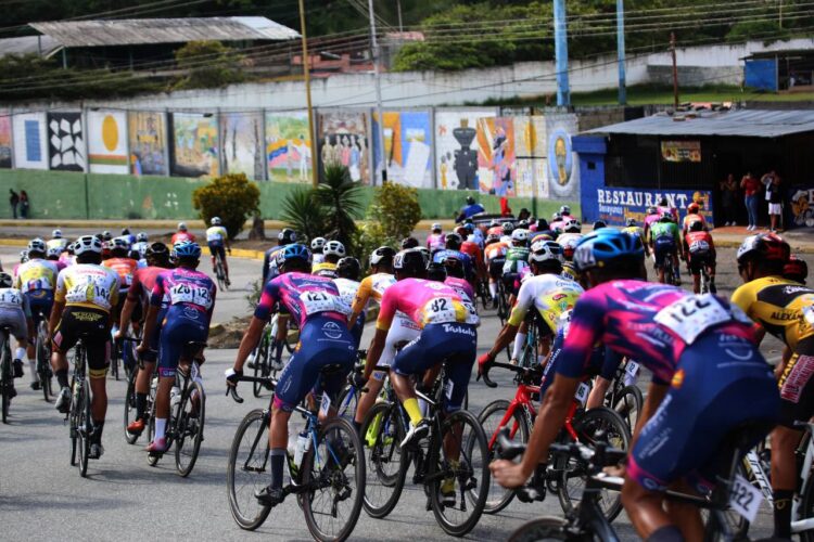 Vuelta al Táchira / Santo Cristo de La Grita vistió de amarillo a Eduin Becerra