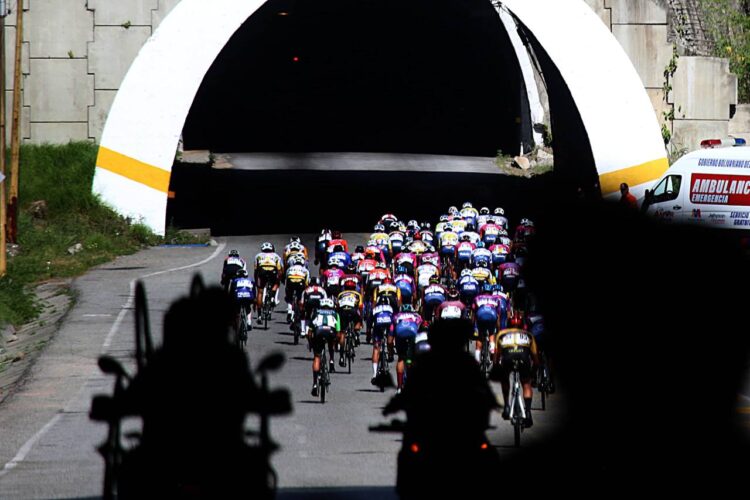 Vuelta al Táchira / Santo Cristo de La Grita vistió de amarillo a Eduin Becerra