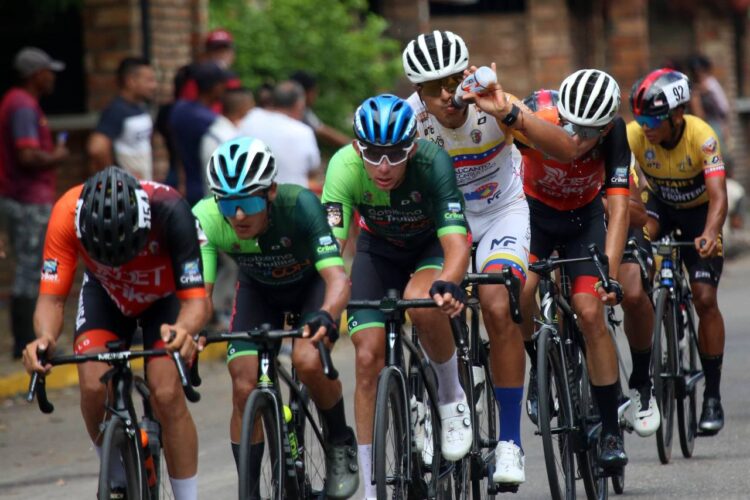 Vuelta al Táchira / Santo Cristo de La Grita vistió de amarillo a Eduin Becerra