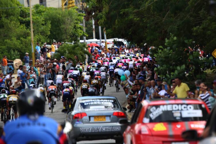 Vuelta al Táchira / Santo Cristo de La Grita vistió de amarillo a Eduin Becerra