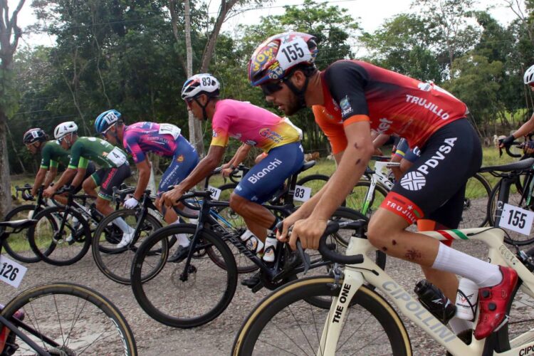 Vuelta al Táchira / Caída y mesa limpia para Eduin Becerra