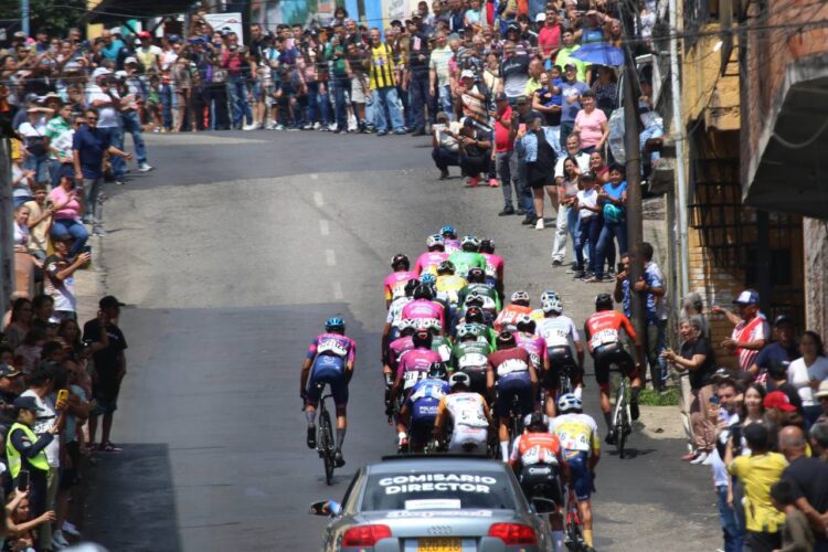 Vuelta al Táchira / Caída y mesa limpia para Eduin Becerra