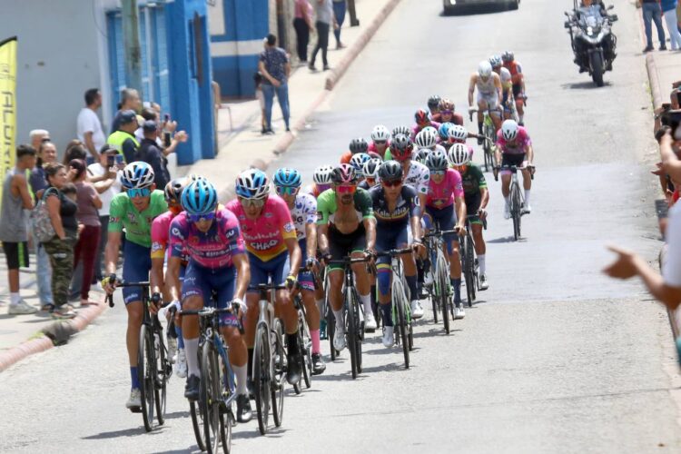 Vuelta al Táchira / Caída y mesa limpia para Eduin Becerra