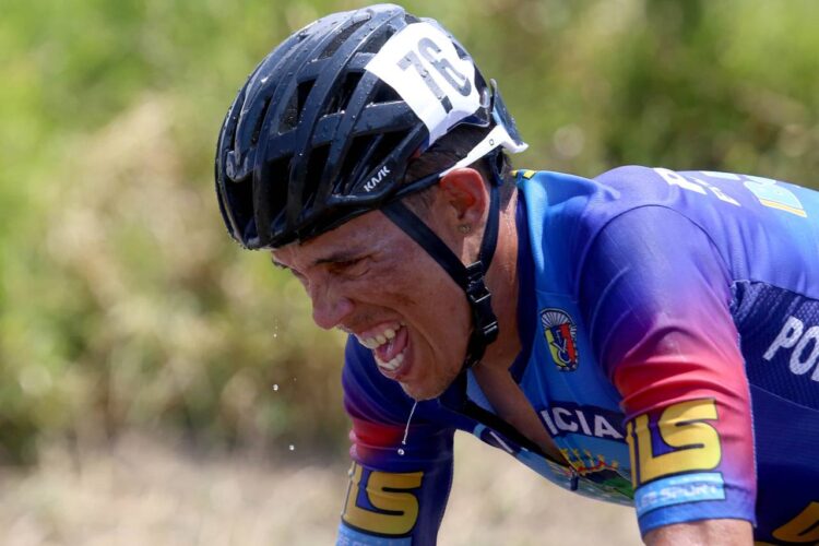 Vuelta al Táchira / Caída y mesa limpia para Eduin Becerra