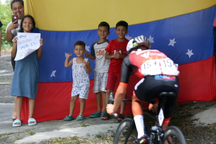 Vuelta al Táchira / Caída y mesa limpia para Eduin Becerra