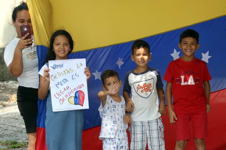 Vuelta al Táchira / Caída y mesa limpia para Eduin Becerra
