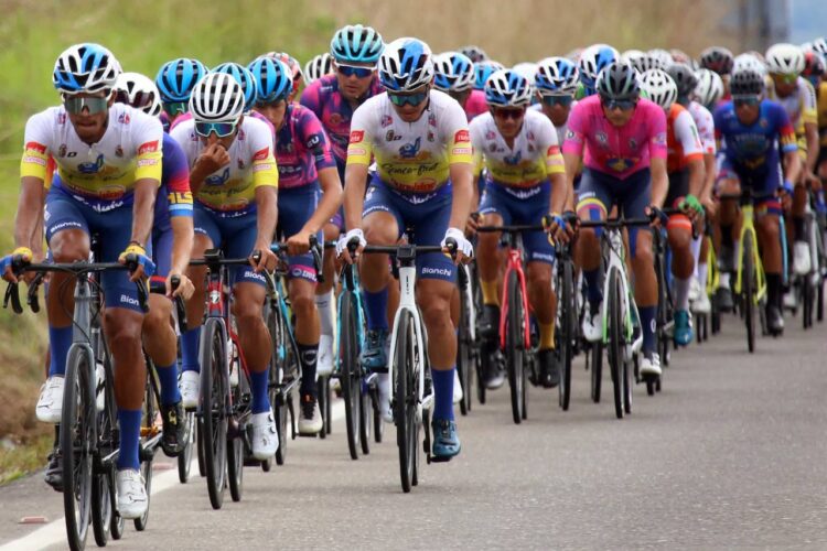 Vuelta al Táchira / Caída y mesa limpia para Eduin Becerra
