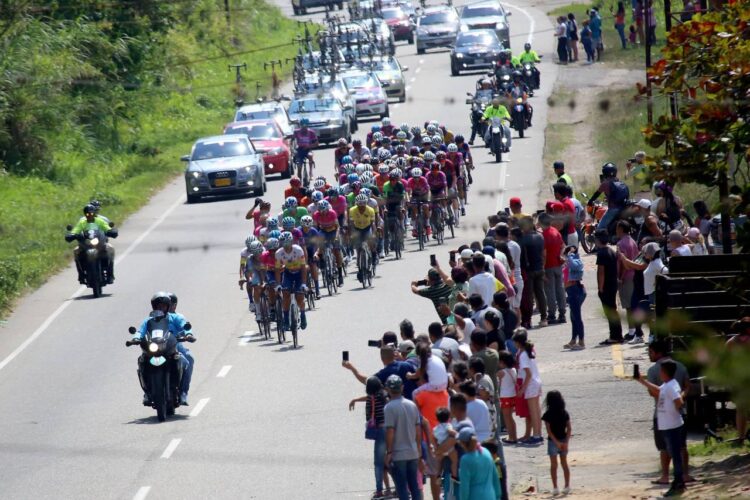 Vuelta al Táchira / Caída y mesa limpia para Eduin Becerra