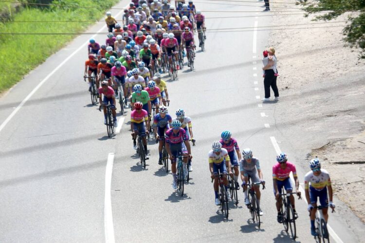 Vuelta al Táchira / Caída y mesa limpia para Eduin Becerra
