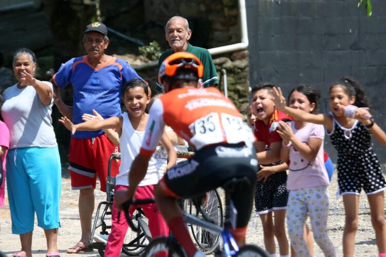 Vuelta al Táchira / Caída y mesa limpia para Eduin Becerra