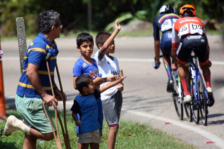 Vuelta al Táchira / Caída y mesa limpia para Eduin Becerra