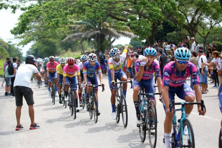 Vuelta al Táchira / Caída y mesa limpia para Eduin Becerra