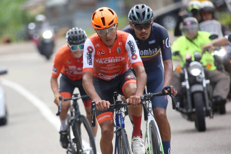 Vuelta al Táchira / Caída y mesa limpia para Eduin Becerra