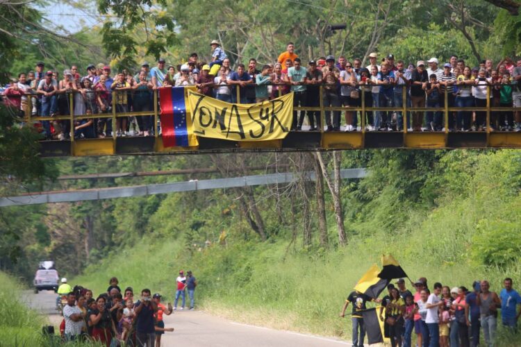 Vuelta al Táchira / Caída y mesa limpia para Eduin Becerra