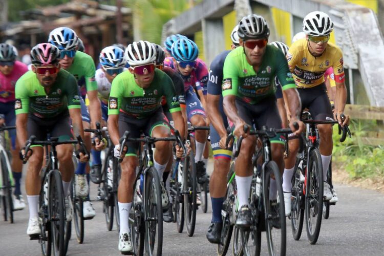 Vuelta al Táchira / Caída y mesa limpia para Eduin Becerra