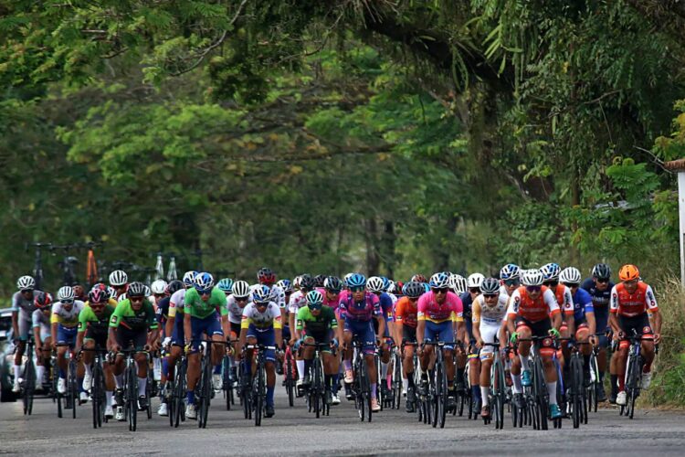 Vuelta al Táchira / Caída y mesa limpia para Eduin Becerra