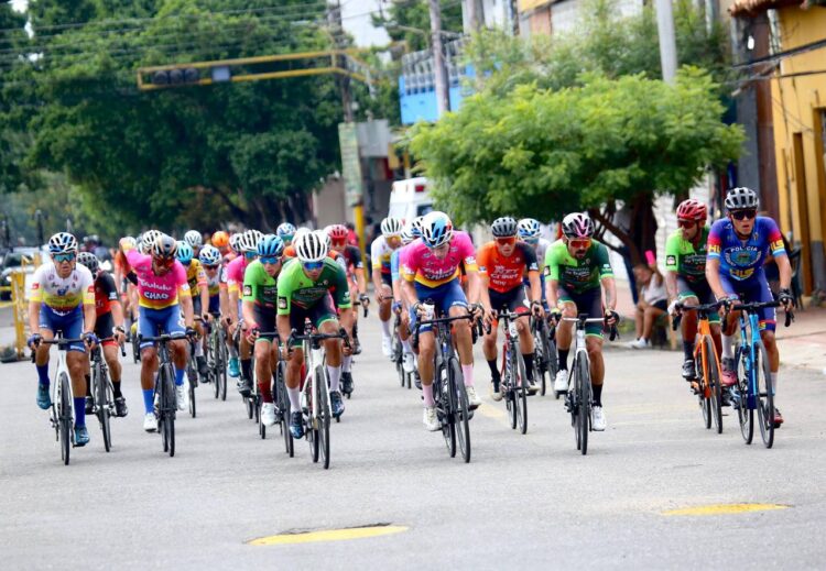 Deportes / Trujillano Gusneiver Gil el líder de la primera etapa de la Vuelta a Bramón