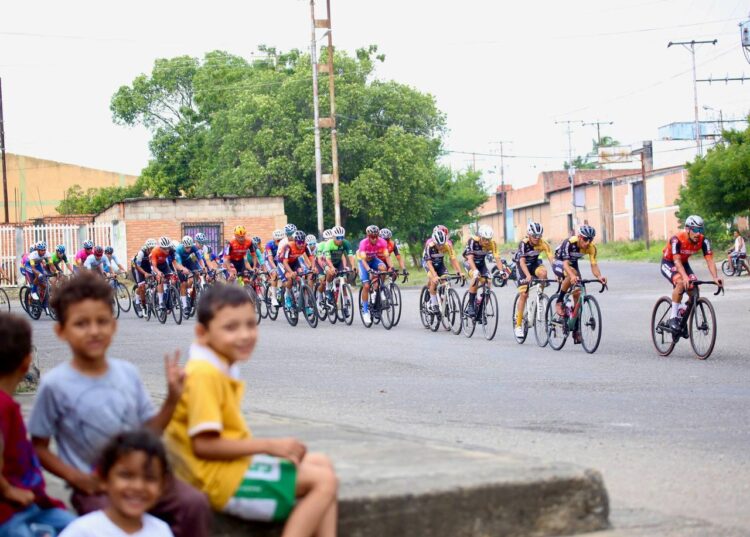 Deportes / Trujillano Gusneiver Gil el líder de la primera etapa de la Vuelta a Bramón