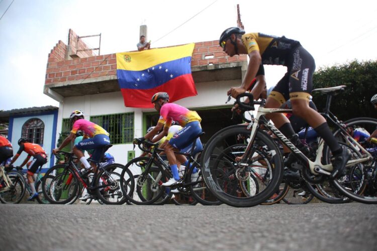 Deportes / Trujillano Gusneiver Gil el líder de la primera etapa de la Vuelta a Bramón