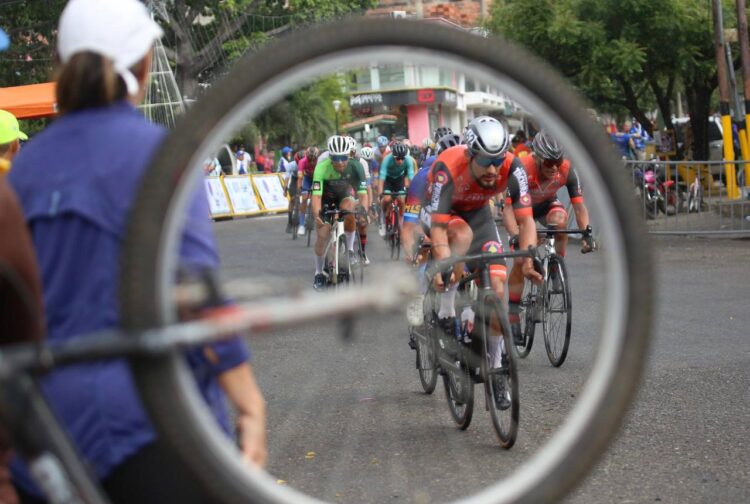 Deportes / Trujillano Gusneiver Gil el líder de la primera etapa de la Vuelta a Bramón