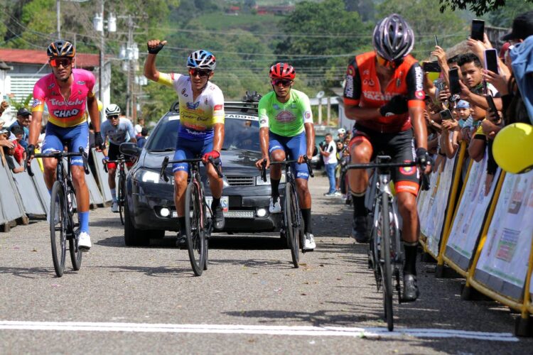 En imágenes/ Gusneiver Gil campeón de la Vuelta a Bramón en bicicleta