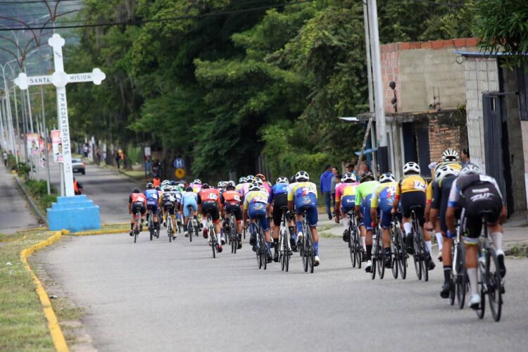 En imágenes/ Gusneiver Gil campeón de la Vuelta a Bramón en bicicleta