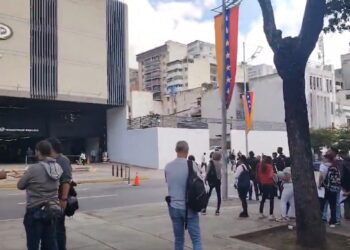 Familiares de presos políticos se concentran ante la Fiscalía para exigir su libertad