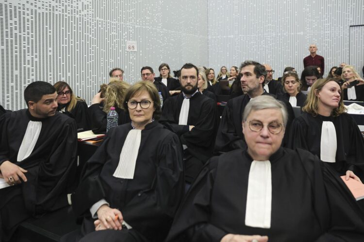 Los abogados esperan dentro de la sala del tribunal en el día de apertura del juicio de Joel Le Scouarnec en Vannes, Francia, 24 de febrero de 2025. El cirujano Joel Le Scouarnec está siendo juzgado por la violación y el asalto sexual agravado de 299 víctimas, la mayoría de ellas menores de edad, crímenes cometidos entre 1986 y 2014. Ha estado en custodia desde 2020 por una condena previa por violación y agresión sexual a otros niños, y podría enfrentar una pena máxima de 20 años de prisión en este juicio actual. Francia EFE/EPA/TERESA SUAREZ